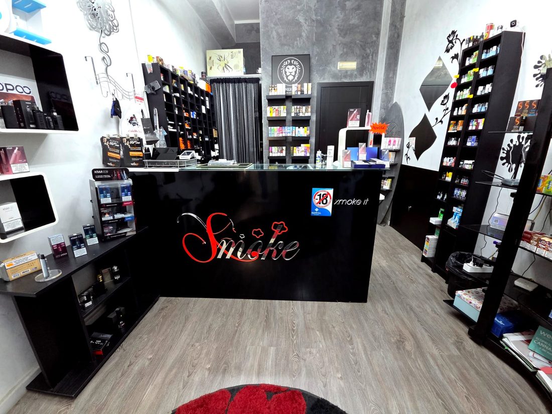 Interno del negozio XMOKE, vista d'insieme