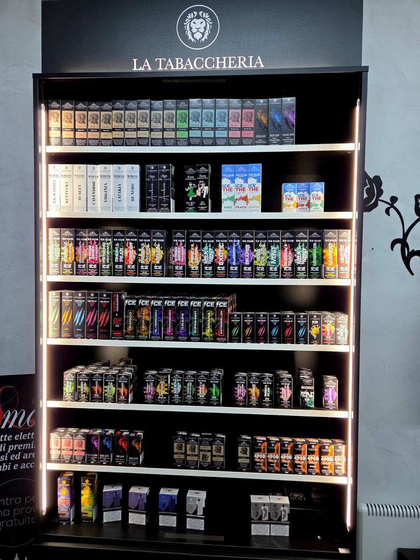 Espositore La Tabaccheria nel negozio XMOKE